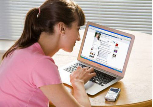 tham-tu-theo-doi-ngoai-tinh-xem-facebook-chong-ngoai-tinh